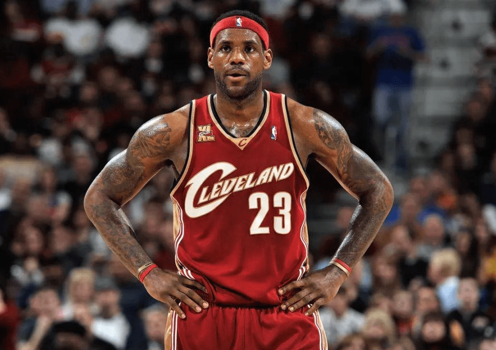  詹姆斯再创纪录，生涯总分破四万  