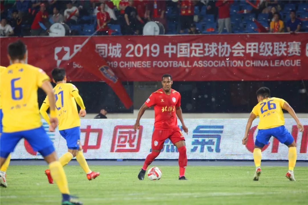  波鸿主场球迷助威声浪高，激励球队力克强敌