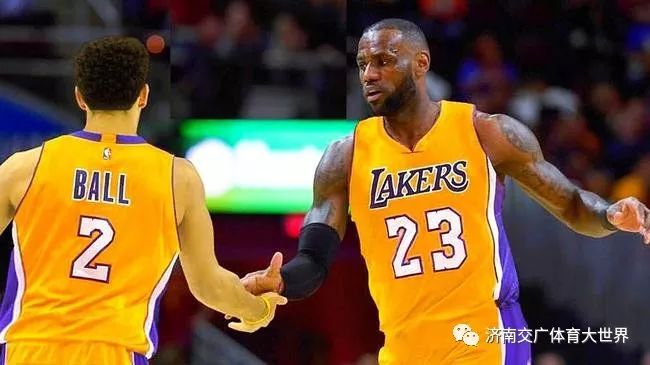  库里单节二十二分创纪录，勇士击溃湖人延续卫冕势头